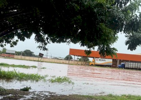 Trecho da rodovia BR-267 em Maracaju alaga após pancada de chuva