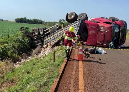 Rio Brilhante: carreta com alimentos tomba na BR-163 após veículo sair da pista - Folha de Dourados - Notícias de Dourados-MS e região