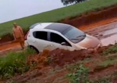 Estrada fica intransitável no assentamento Nova Itamarati após chuva