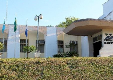 Prefeito fecha prefeitura por 30 dias e suspende hora extra e pagamentos