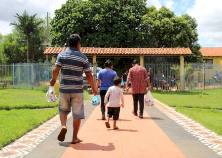 Prefeitura de Douradina lança PAA na aldeia indígena e entrega leite a centenas de famílias