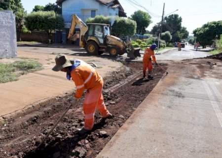 Serviços de tapa-buraco atendem em quatro frentes em Dourados