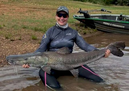 &ldquo;Foi uma luta&rdquo;: empres&aacute;ria pesca pintado de 55 kg em Rio Brilhante