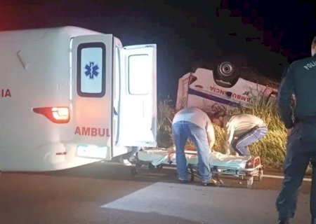 Ambulância capota durante tentativa de ultrapassagem na MS-395