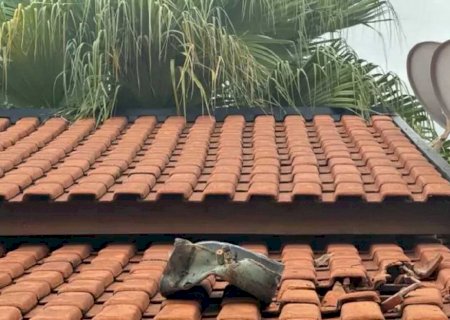 Peça de avião cai em telhado de casa em Três Lagoas; estrondo forte