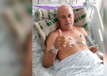 Árbitro salva vida de jogador com massagem cardíaca durante infarto em campo