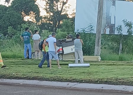 Vídeo - Acidente entre dois veículos na rotatória da Planacon, saída de Dourados para Itaporã. Um dos veículos capotou