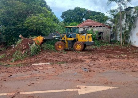 Prefeitura intensifica trabalhos de limpeza de terrenos em diversos bairros em Vicentina