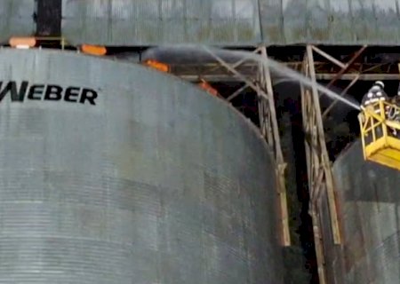 Corpo de Bombeiros de Caarapó apaga incêndio em silos da empresa JBS em Nova América