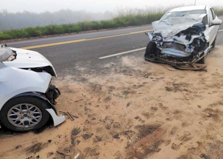 Acidente frontal deixa três feridos e um com fratura exposta na BR-262