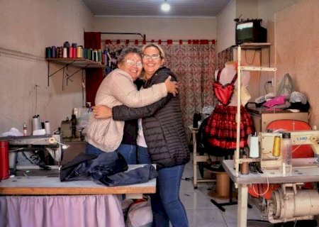 Nem o c&acirc;ncer nem um olho a menos pararam m&atilde;e e filha na costura