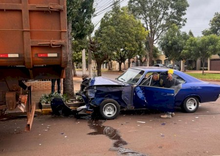 Acidente entre Opala e caminhão é registrado em cruzamento de Dourados