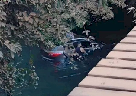 Carro despenca de ponte e família sobrevive em Bonito