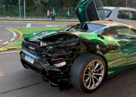 McLaren de R$ 2,5 milhões se envolve em acidente com Corsa no PR