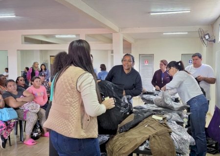 Primeira-Dama de Maracaju coordena doação de agasalhos da Receita Federal a projetos da Assistência Social
