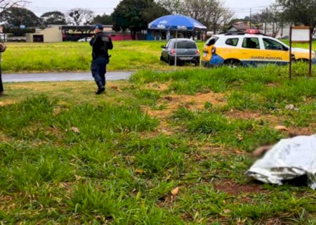 Polícia investiga morte de homem encontrado em terreno baldio de Dourados