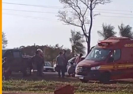Acidente entre carro e moto deixa jovem ferido na BR-163, em Caarapó