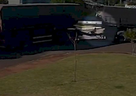 mostra momento em que criança senta no reboque de carreta em Amambai