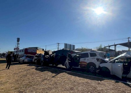 Cantor de dupla sertaneja teve carro atingido por caminhão-baú em engavetamento na Coronel Antonino