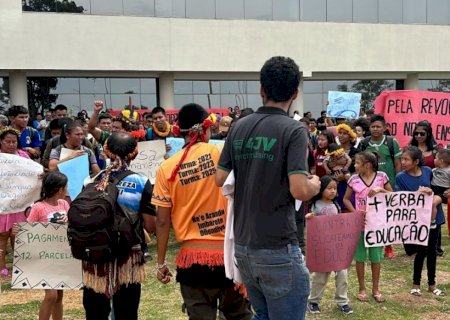 Durante visita de ministro, indígenas cobram melhorias na Educação 