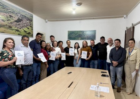 Itaquiraí: Moradores da área dos Tenórios começam a receber títulos definitivos após 25 anos de espera