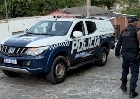 Foragido com mandado por roubo é encontrado escondido debaixo da cama