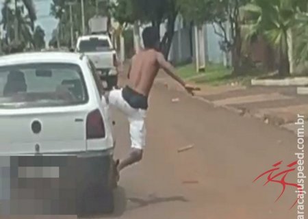 Cena bizarra em Maracaju: Passageiro pula pela janela de carro em movimento em plena avenida