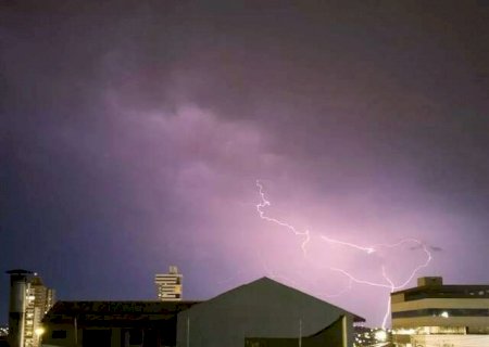 Mato Grosso do Sul registra 1,1 milh&atilde;o de raios e ventos pr&oacute;ximos de 140 km/h