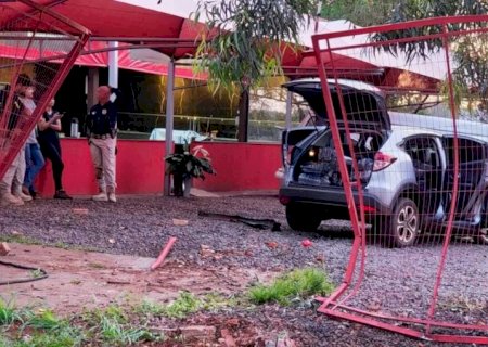 Carro invade e destrói portão de churrascaria durante fuga da polícia na Av. Gunter Hans