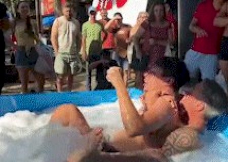 Loja na fronteira &ldquo;ressuscita&rdquo; pol&ecirc;mica banheira do Gugu