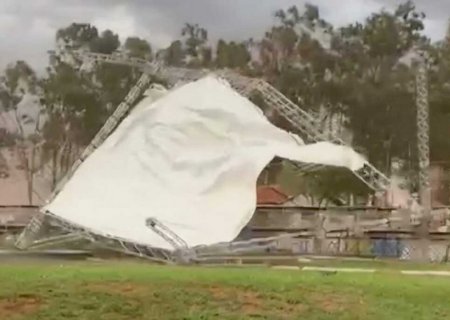 Vendaval arranca e arrasta estrutura de palco de show em Naviraí