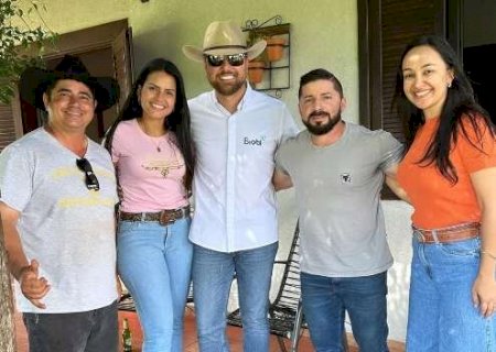 Cantor Z&eacute; Neto desembarca em Campo Grande para agenda de neg&oacute;cios