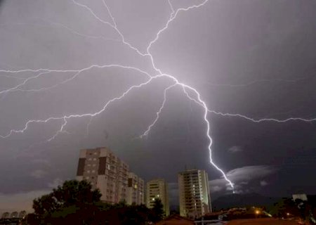 Energisa erra n&uacute;mero de raios e UFMS corrige, reduzindo para menos de 30%