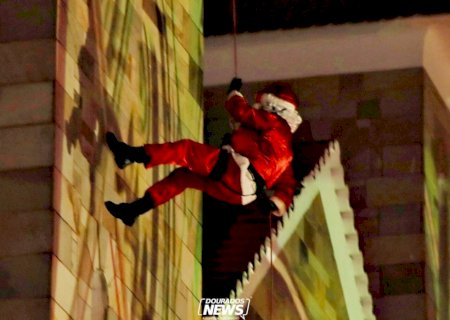 De rapel, Papai Noel chega à praça e dá início às festividades do Natal Encantado