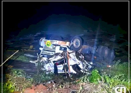 Carreta de Itaporã sai da pista na PR-435 e motorista e passageiro ficam feridos