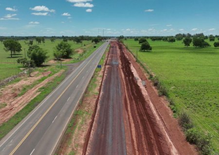 Trechos de duplicação e faixas adicionais entram em fase de pavimentação na BR-163