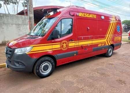Acidente entre carro e patinete elétrico deixa jovem ferida em Caarapó