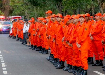 Bombeiros recebem novas viaturas e forma oficiais temporários