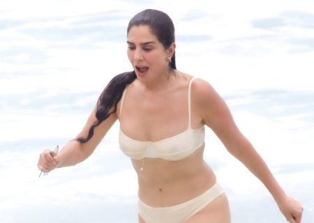 Letícia Sabatella encara água gelada ao tomar banho de mar em praia carioca
