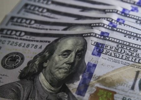 Dólar cai com apoio do petróleo e fecha semana em baixa no Brasil