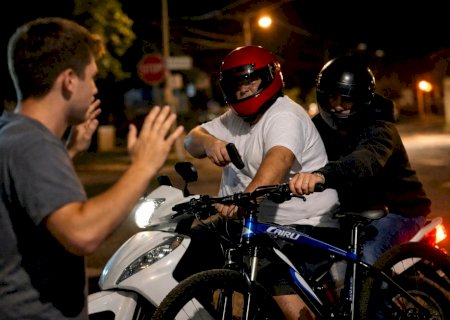 Dupla em moto assalta jovem e rouba bicicleta em Rio Brilhante