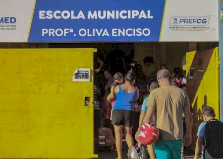 Anima&ccedil;&atilde;o de rever os colegas e correria dos pais marcam in&iacute;cio das aulas