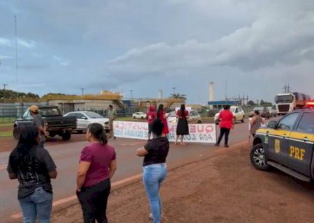 Populares bloqueiam trecho da BR-163 em Dourados e pedem segurança no local