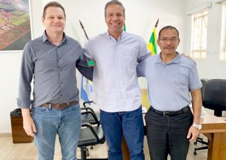 Prefeito Tiago Carbonaro recebe convite para quermesse dos 70 anos da Matriz São José em Itaporã