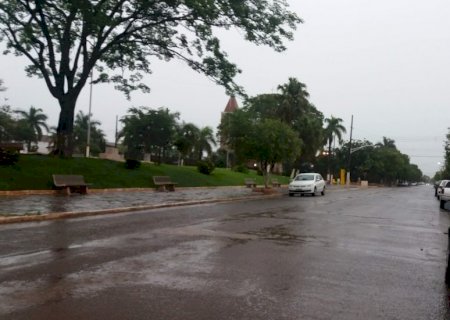 Frente fria avança e dia pode ser com chuva e ventos fortes em MS