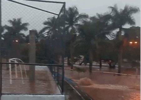 Chuva de 90 mm provoca alagamentos em Amambai e deixa cidade em alerta