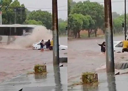 Ônibus dá banho em pessoas que tentavam empurrar carro em Caraapó (vídeo)