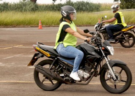 Mês da Mulher: Corpo de Bombeiros e Detran-MS lançam curso de pilotagem segura para mulheres