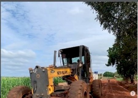 Ita-05, na região do Canhadão, recebe cascalhamento e melhorias no leito da estrada
