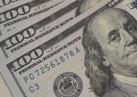D&oacute;lar fecha a R$ 4,97 e atinge menor valor em mais de dois anos